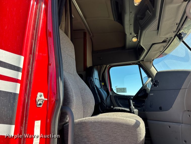 image for item EF2201 2016 Freightliner Cascadia 125 semi truck