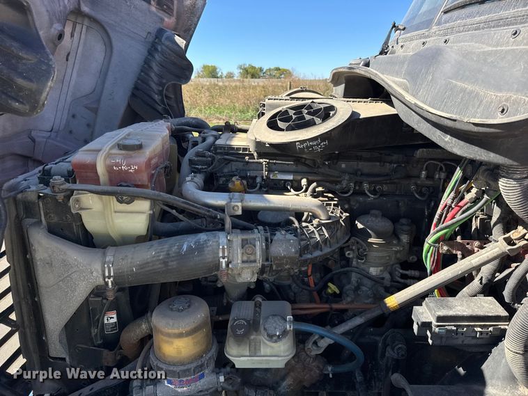 image for item EF2201 2016 Freightliner Cascadia 125 semi truck