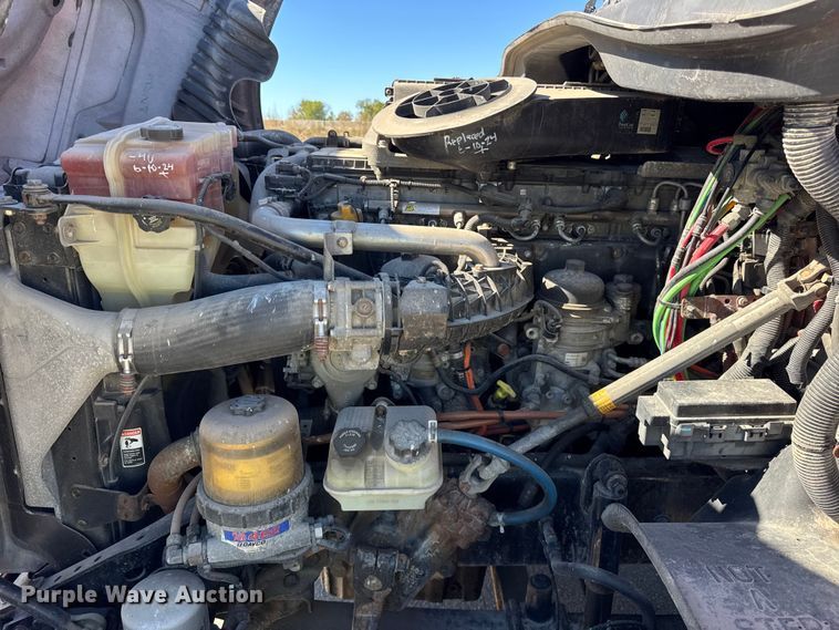 image for item EF2201 2016 Freightliner Cascadia 125 semi truck