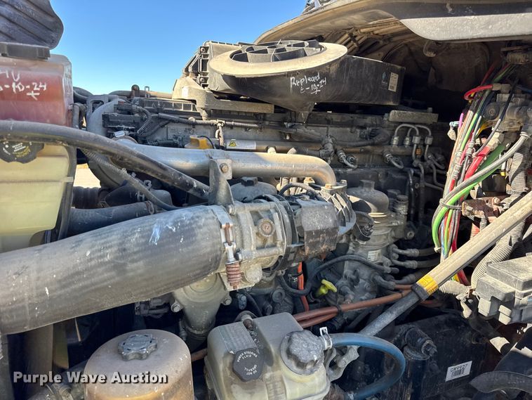 image for item EF2201 2016 Freightliner Cascadia 125 semi truck