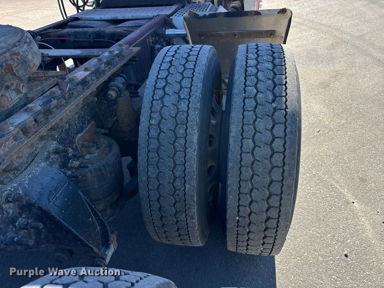 image for item EF2201 2016 Freightliner Cascadia 125 semi truck