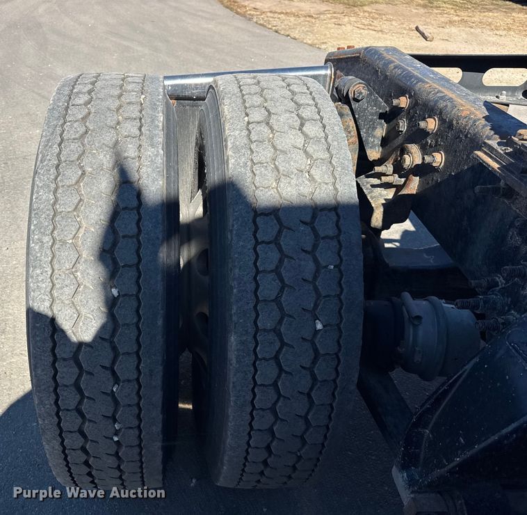 image for item EF2201 2016 Freightliner Cascadia 125 semi truck