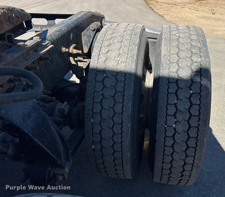 image for item EF2201 2016 Freightliner Cascadia 125 semi truck