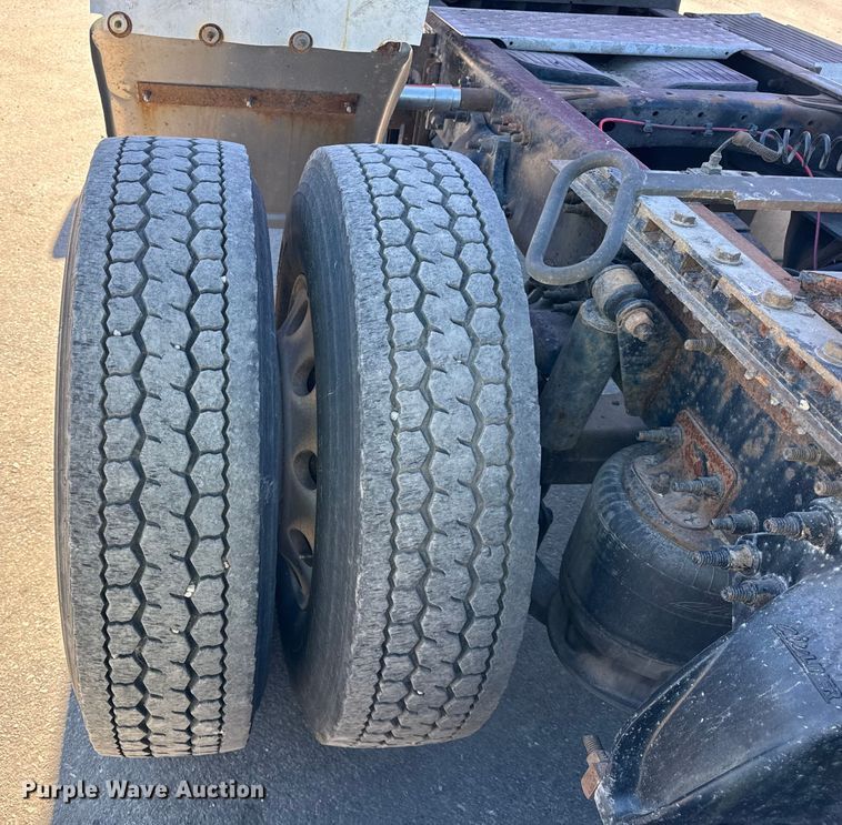 image for item EF2201 2016 Freightliner Cascadia 125 semi truck