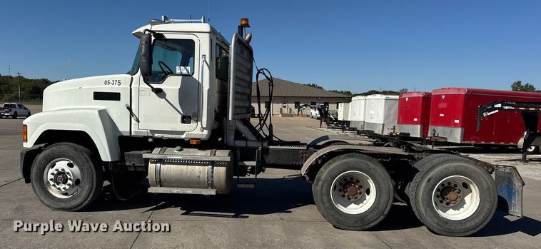 image for item EF2212 2007 Mack CHN semi truck