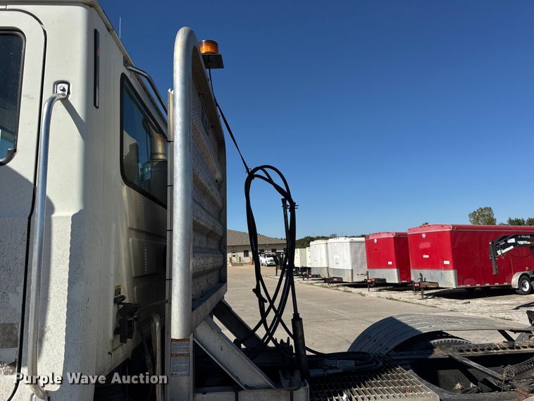 image for item EF2212 2007 Mack CHN semi truck