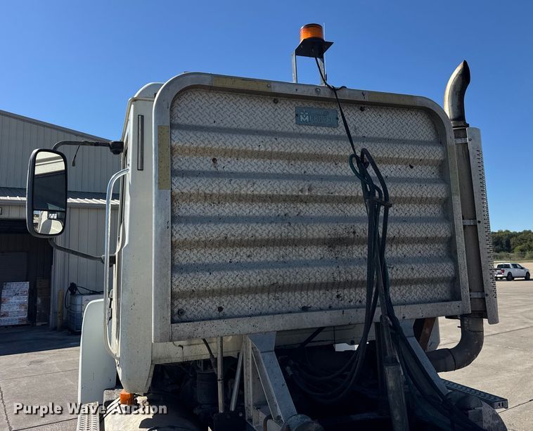 image for item EF2212 2007 Mack CHN semi truck