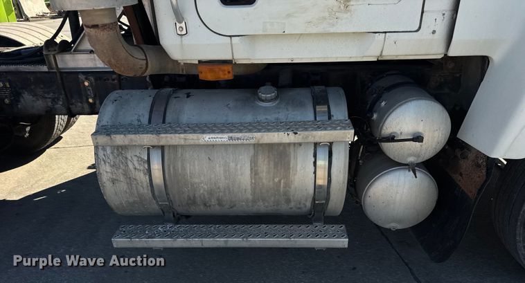 image for item EF2212 2007 Mack CHN semi truck