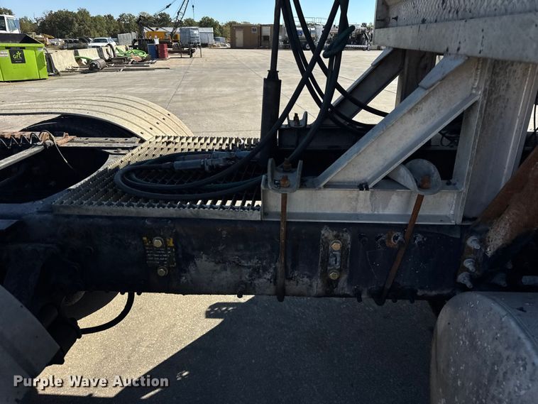 image for item EF2212 2007 Mack CHN semi truck