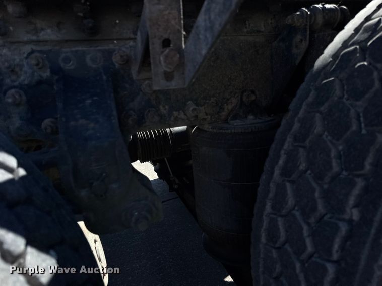 image for item EF2212 2007 Mack CHN semi truck