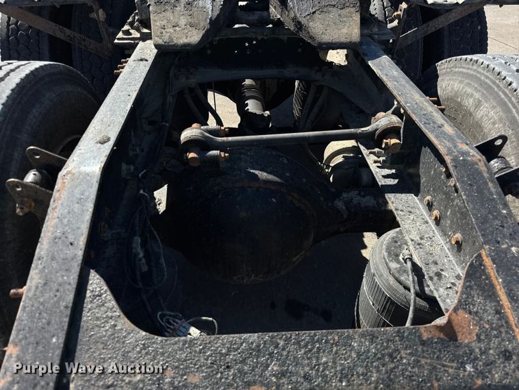 image for item EF2212 2007 Mack CHN semi truck