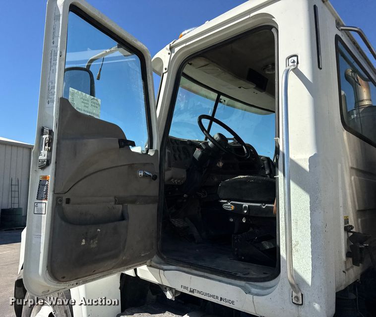 image for item EF2212 2007 Mack CHN semi truck