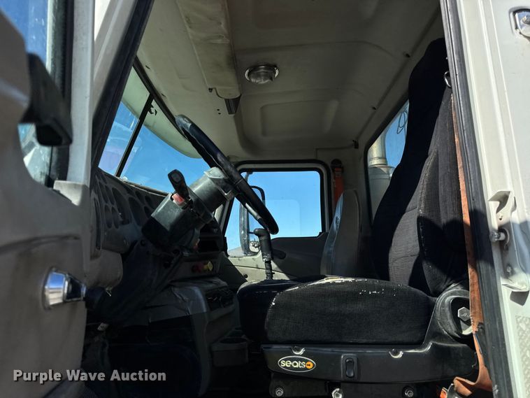 image for item EF2212 2007 Mack CHN semi truck