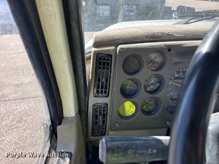 image for item EF2212 2007 Mack CHN semi truck