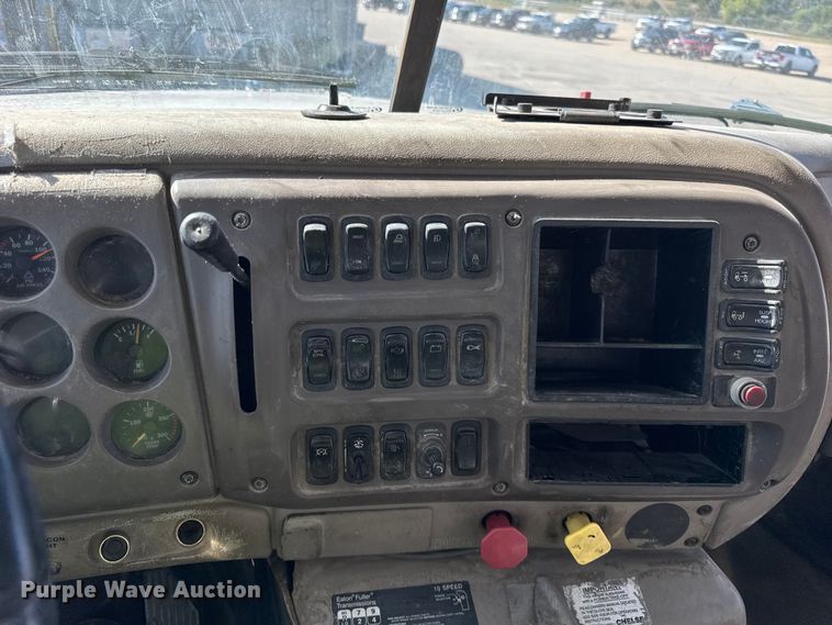 image for item EF2212 2007 Mack CHN semi truck