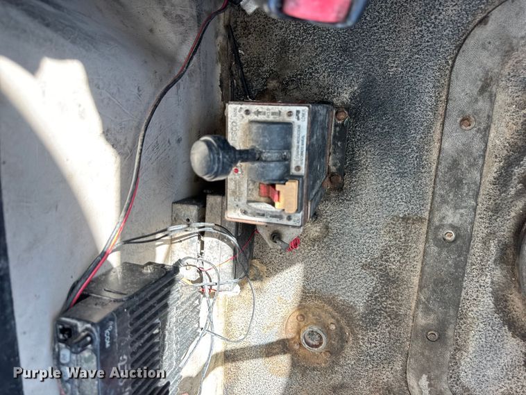 image for item EF2212 2007 Mack CHN semi truck