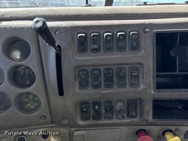 image for item EF2212 2007 Mack CHN semi truck