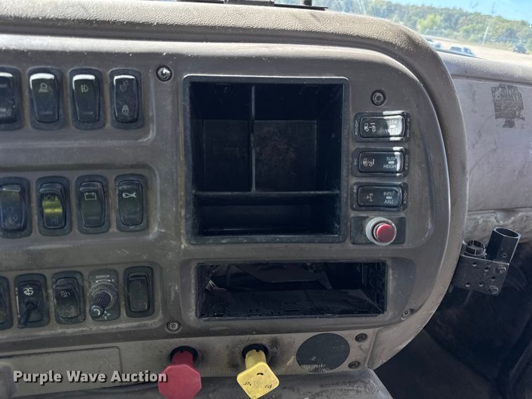 image for item EF2212 2007 Mack CHN semi truck