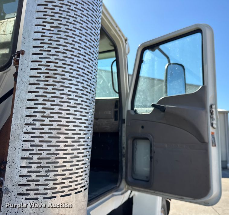 image for item EF2212 2007 Mack CHN semi truck