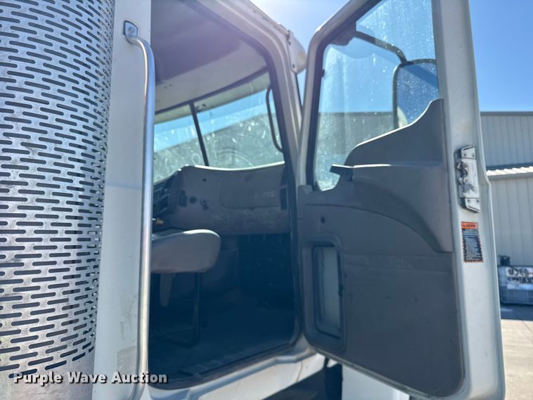 image for item EF2212 2007 Mack CHN semi truck