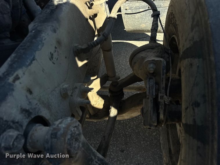 image for item EF2212 2007 Mack CHN semi truck