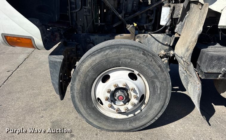 image for item EF2212 2007 Mack CHN semi truck