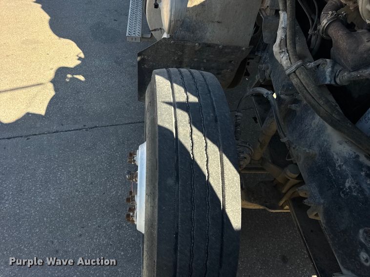 image for item EF2212 2007 Mack CHN semi truck