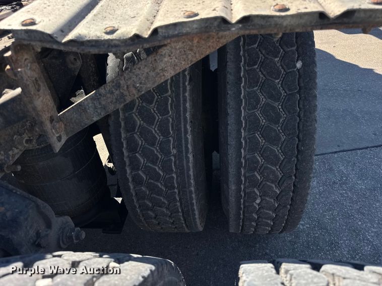 image for item EF2212 2007 Mack CHN semi truck