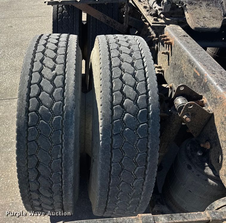 image for item EF2212 2007 Mack CHN semi truck