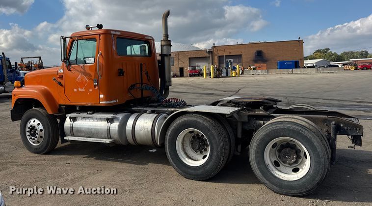 image for item EF2221 2000 International F-2574 semi truck