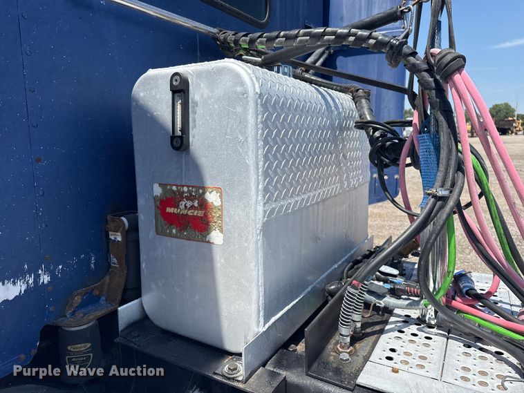 image for item EG6151 1999 Peterbilt 379 semi truck