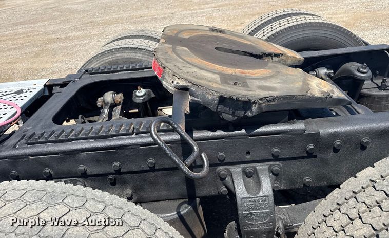 image for item EG6151 1999 Peterbilt 379 semi truck