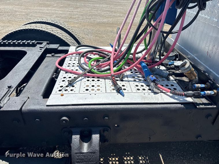 image for item EG6151 1999 Peterbilt 379 semi truck