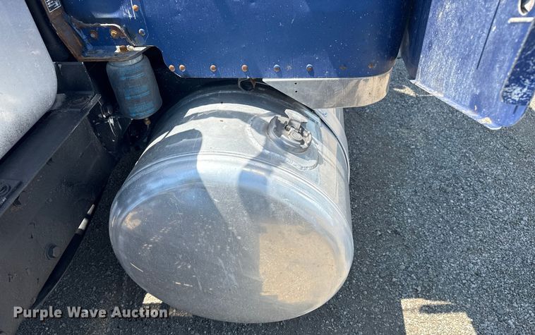 image for item EG6151 1999 Peterbilt 379 semi truck