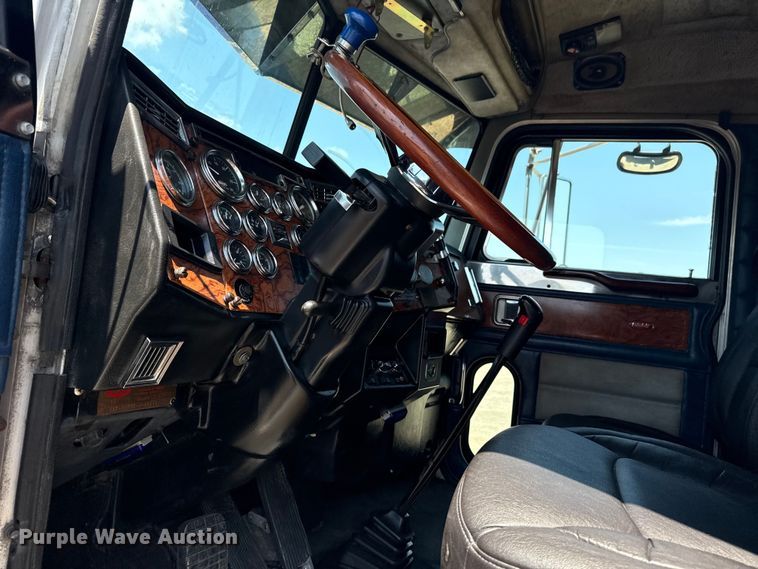 image for item EG6151 1999 Peterbilt 379 semi truck