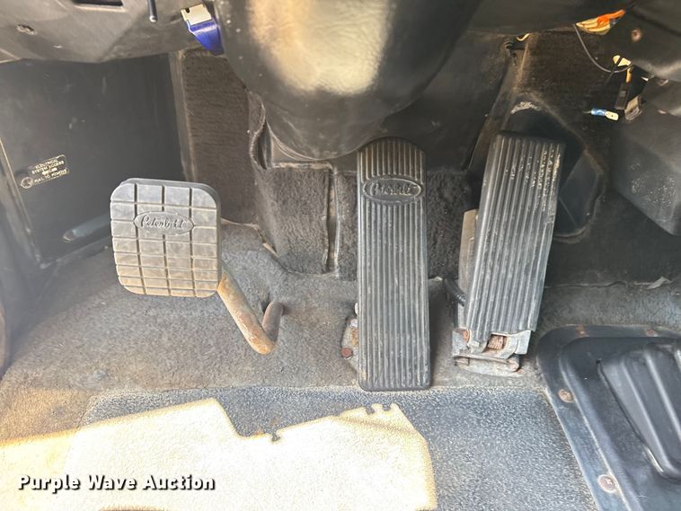 image for item EG6151 1999 Peterbilt 379 semi truck