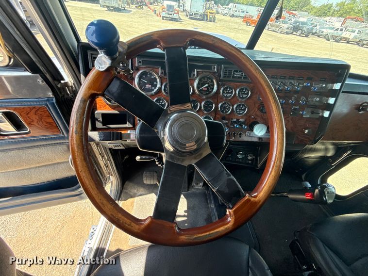 image for item EG6151 1999 Peterbilt 379 semi truck