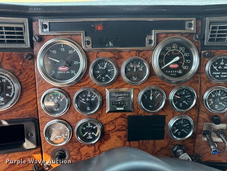 image for item EG6151 1999 Peterbilt 379 semi truck