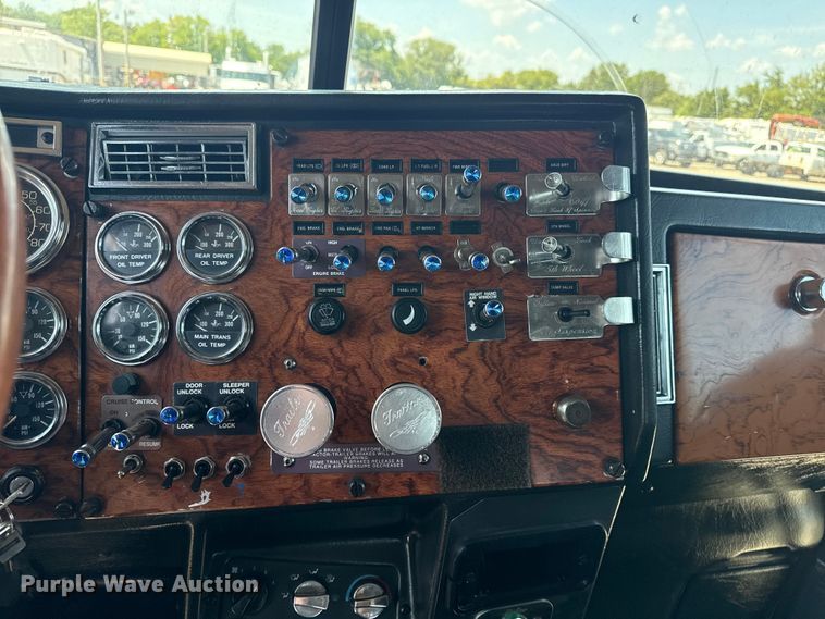 image for item EG6151 1999 Peterbilt 379 semi truck