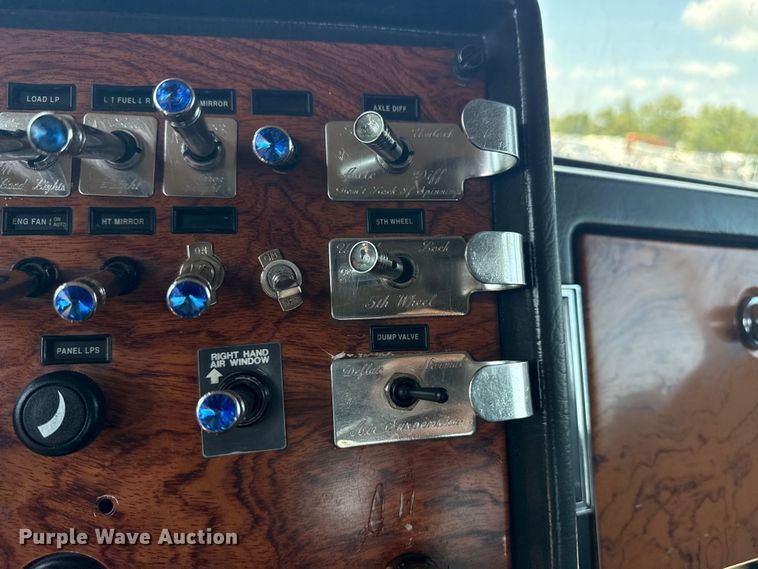 image for item EG6151 1999 Peterbilt 379 semi truck