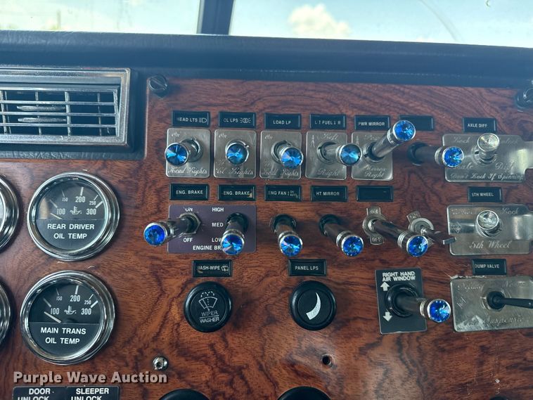 image for item EG6151 1999 Peterbilt 379 semi truck