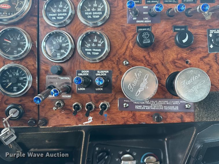 image for item EG6151 1999 Peterbilt 379 semi truck