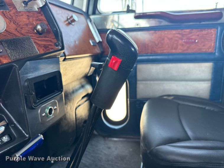 image for item EG6151 1999 Peterbilt 379 semi truck