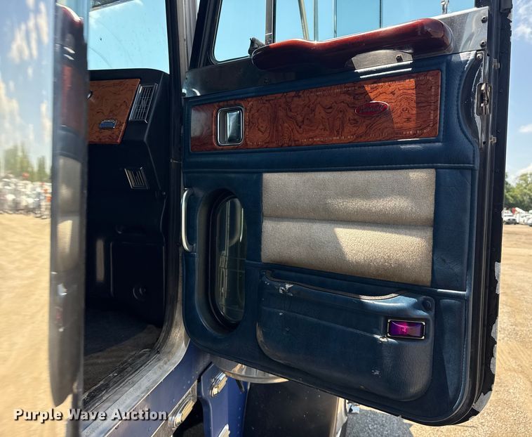 image for item EG6151 1999 Peterbilt 379 semi truck