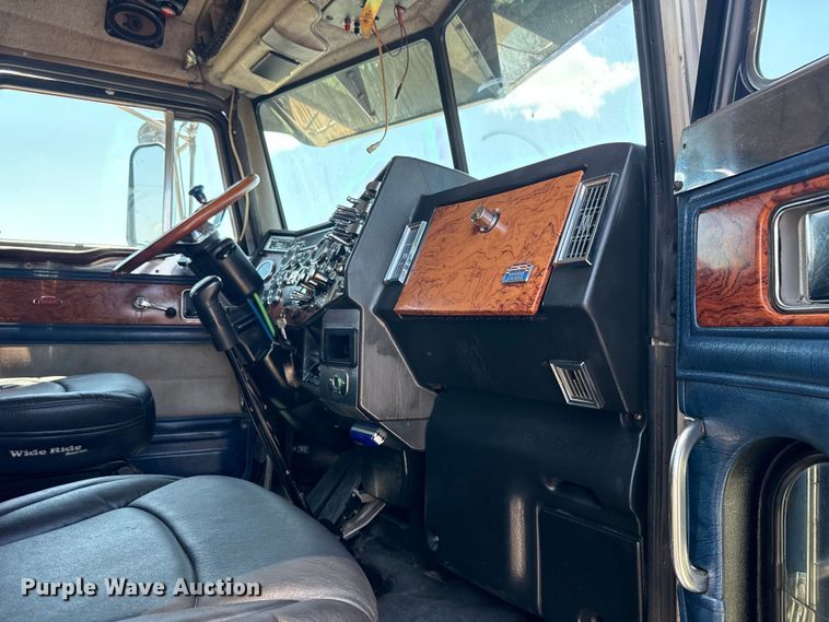 image for item EG6151 1999 Peterbilt 379 semi truck