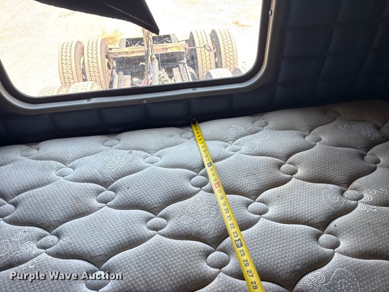 image for item EG6151 1999 Peterbilt 379 semi truck