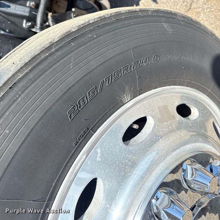 image for item EG6151 1999 Peterbilt 379 semi truck