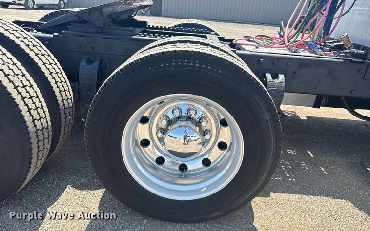 image for item EG6151 1999 Peterbilt 379 semi truck