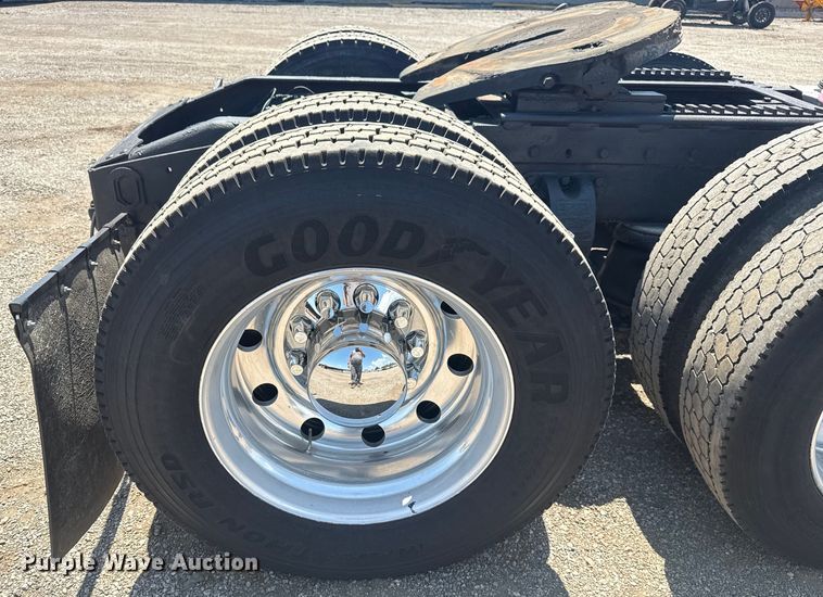 image for item EG6151 1999 Peterbilt 379 semi truck