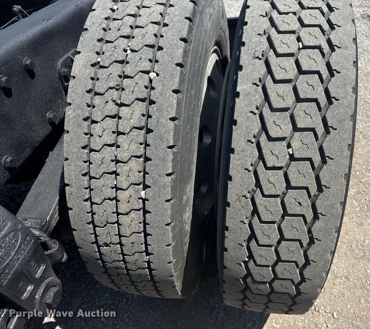 image for item EG6151 1999 Peterbilt 379 semi truck